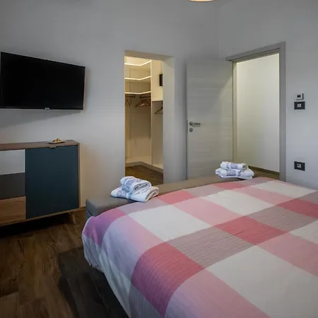 Luen Near With Large Garden And Private Pool For Families