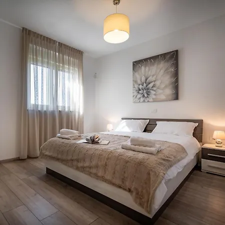 Luen Near With Large Garden And Private Pool For Families 빌라 풀라