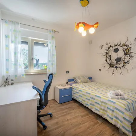 Luen Near With Large Garden And Private Pool For Families Pula