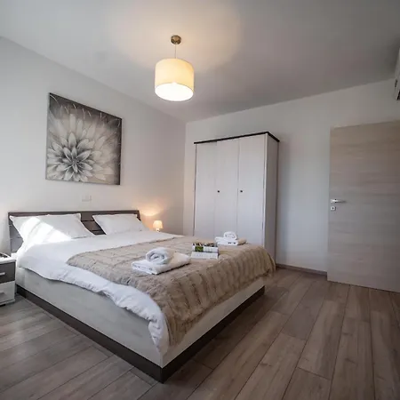 Luen Near With Large Garden And Private Pool For Families Pula