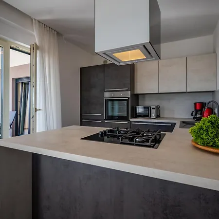 Luen Near With Large Garden And Private Pool For Families