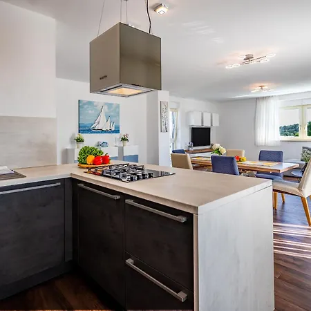 Villa Luen Near With Large Garden And Private Pool For Families Pula