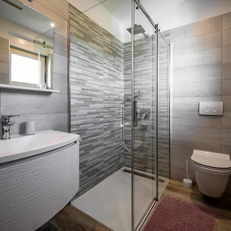 빌라 Luen Near With Large Garden And Private Pool For Families