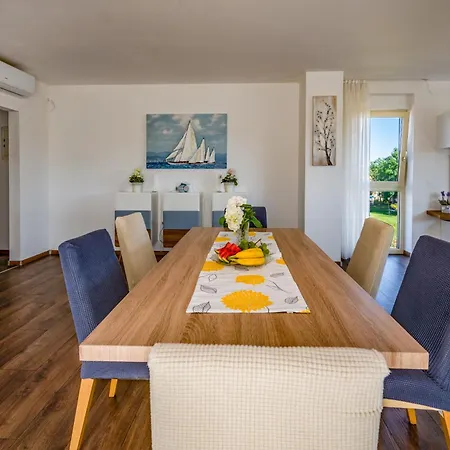 Luen Near With Large Garden And Private Pool For Families Pula