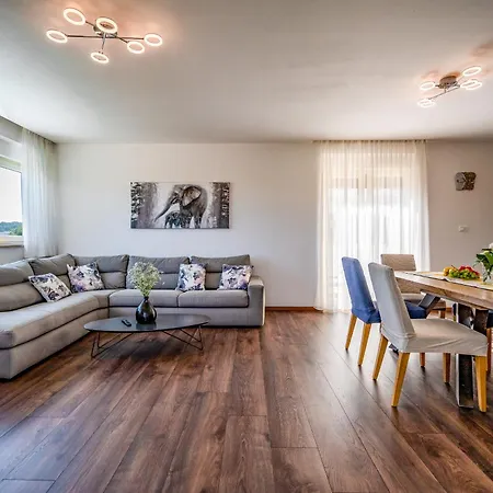 Luen Near With Large Garden And Private Pool For Families