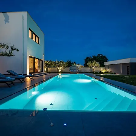 Luen Near With Large Garden And Private Pool For Families * 풀라