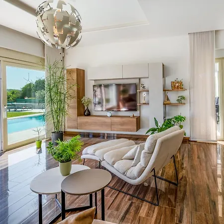 빌라 Luen Near With Large Garden And Private Pool For Families