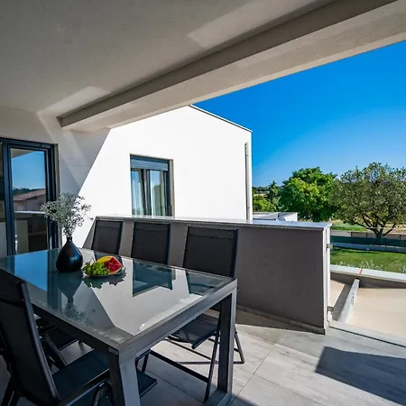 Luen Near With Large Garden And Private Pool For Families Vila