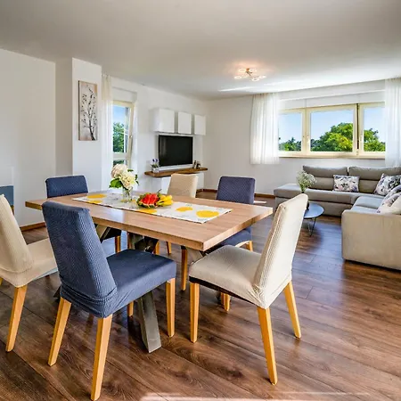 Luen Near With Large Garden And Private Pool For Families 빌라 *