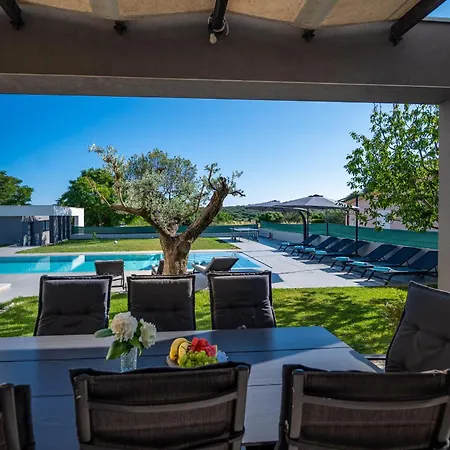 Luen Near With Large Garden And Private Pool For Families * Pula