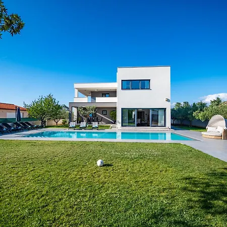 빌라 Luen Near With Large Garden And Private Pool For Families