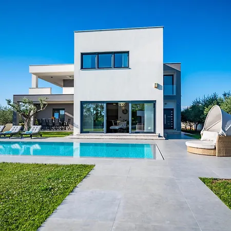Luen Near With Large Garden And Private Pool For Families Vila Pula