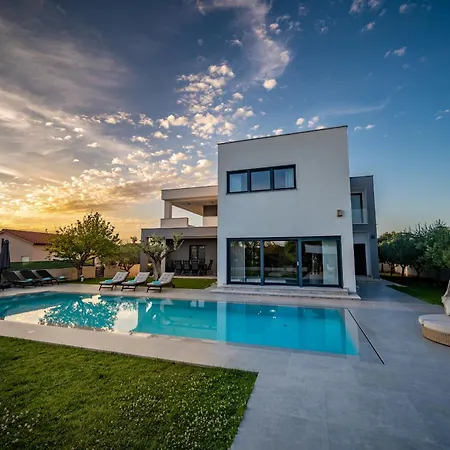 Luen Near With Large Garden And Private Pool For Families Villa