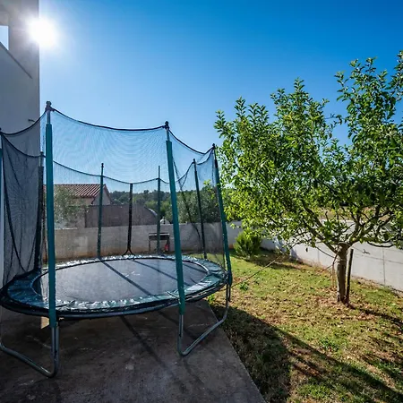 Luen Near With Large Garden And Private Pool For Families Pula