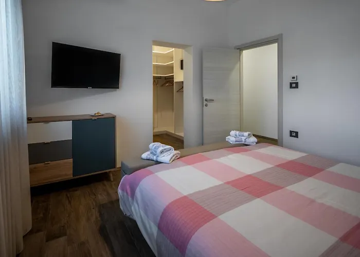 Luen Near With Large Garden And Private Pool For Families