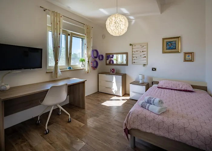 Vila Luen Near With Large Garden And Private Pool For Families Pula