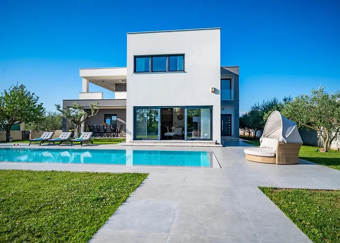 Luen Near With Large Garden And Private Pool For Families Vila Pula