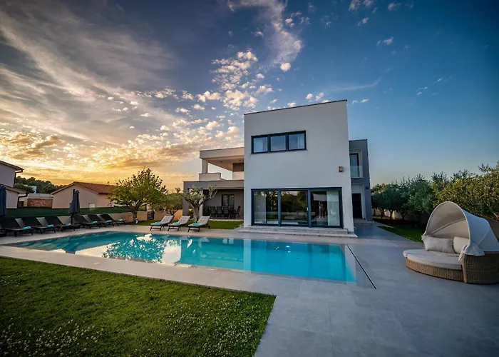 Luen Near With Large Garden And Private Pool For Families Vila