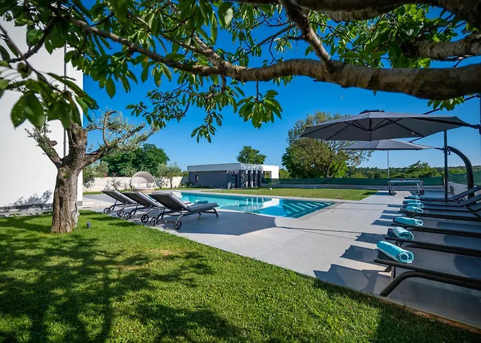 Luen Near With Large Garden And Private Pool For Families Vila *