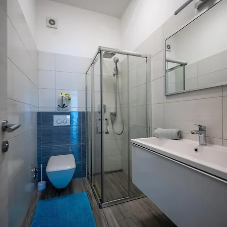 Luen Near With Large Garden And Private Pool For Families 빌라 풀라