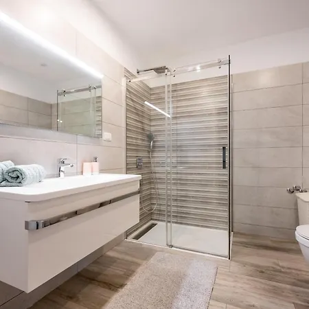 Luen Near With Large Garden And Private Pool For Families بولا