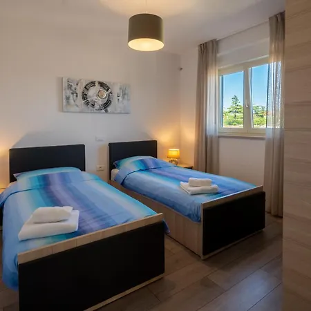 Luen Near With Large Garden And Private Pool For Families * 풀라