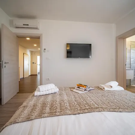 Luen Near With Large Garden And Private Pool For Families 빌라