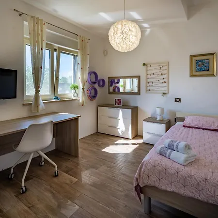 فيلة Luen Near With Large Garden And Private Pool For Families بولا