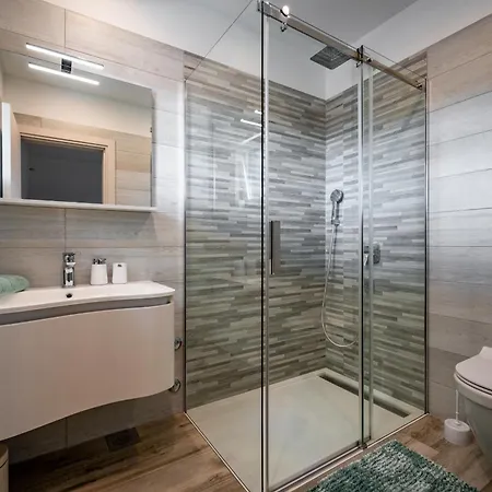 Luen Near With Large Garden And Private Pool For Families فيلة