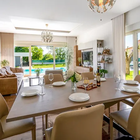Luen Near With Large Garden And Private Pool For Families 빌라 풀라