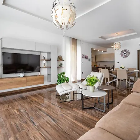Luen Near With Large Garden And Private Pool For Families 빌라