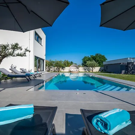 Luen Near With Large Garden And Private Pool For Families 빌라 *