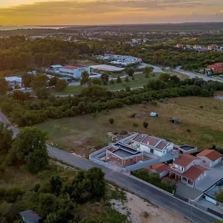 Luen Near With Large Garden And Private Pool For Families Villa Pula