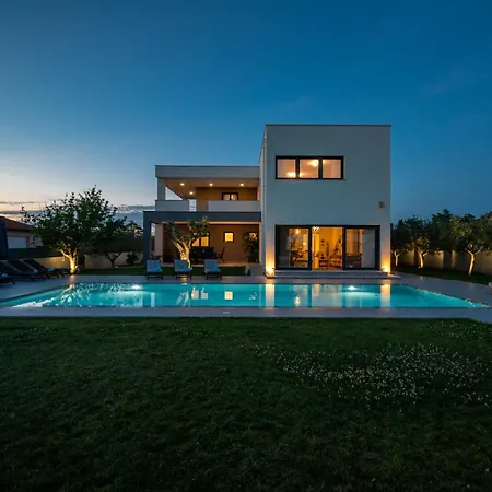 Luen Near With Large Garden And Private Pool For Families 풀라