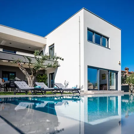 Luen Near With Large Garden And Private Pool For Families