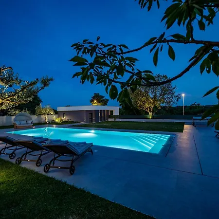 Luen Near With Large Garden And Private Pool For Families * 풀라
