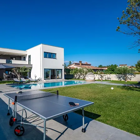 Luen Near With Large Garden And Private Pool For Families 빌라 풀라
