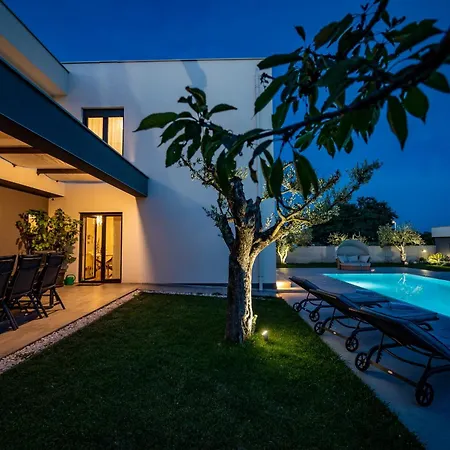 Luen Near With Large Garden And Private Pool For Families 풀라