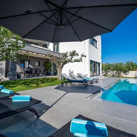 Luen Near With Large Garden And Private Pool For Families *