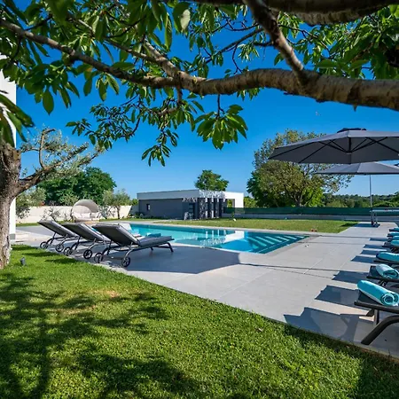 Luen Near With Large Garden And Private Pool For Families 빌라 *