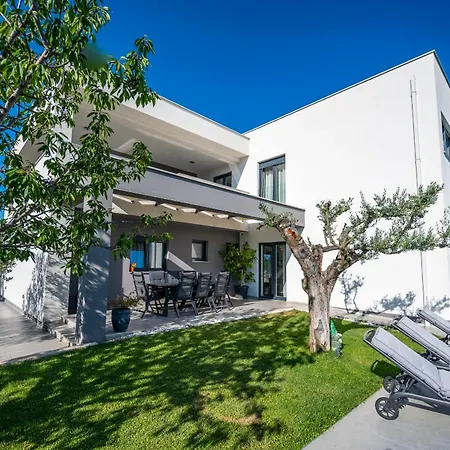 Luen Near With Large Garden And Private Pool For Families 빌라 *