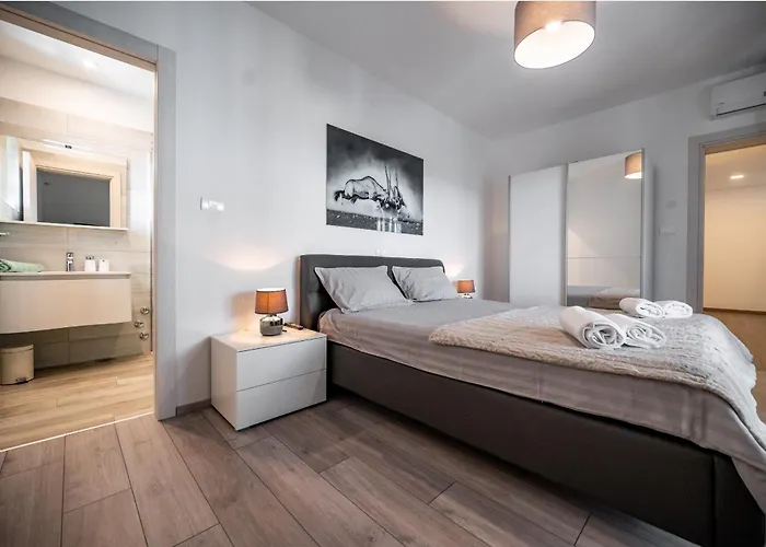 Villa Luen Near With Large Garden And Private Pool For Families