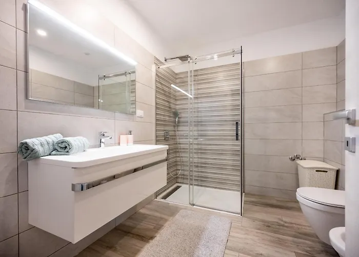 Luen Near With Large Garden And Private Pool For Families Pula