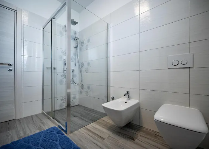 Luen Near With Large Garden And Private Pool For Families