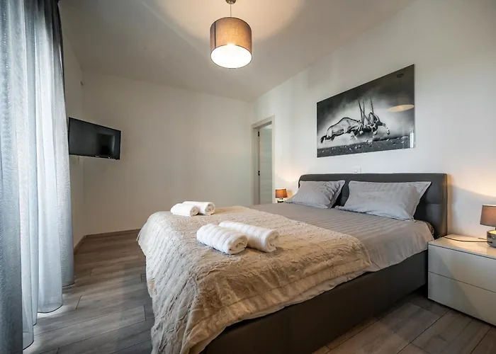 Villa Luen Near With Large Garden And Private Pool For Families Pula