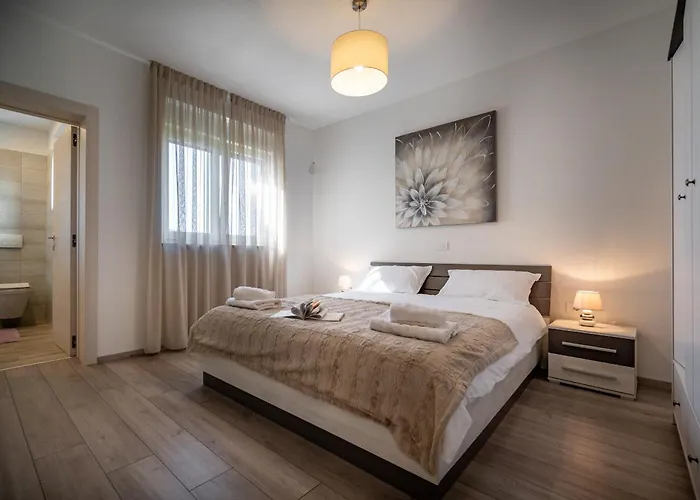 Luen Near With Large Garden And Private Pool For Families Vila Pula