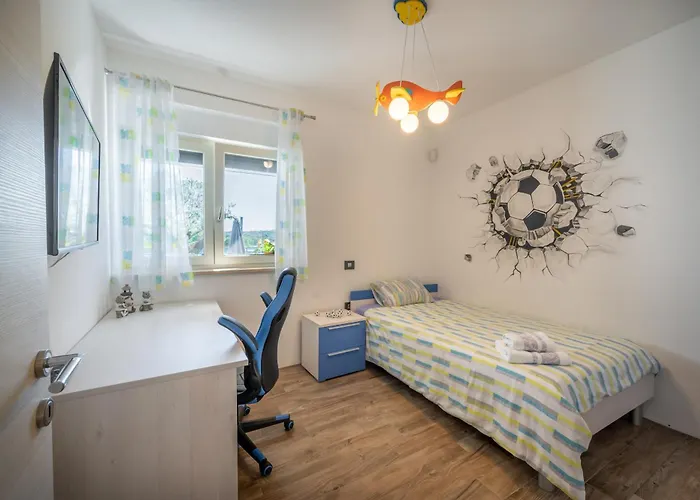 Luen Near With Large Garden And Private Pool For Families Pula