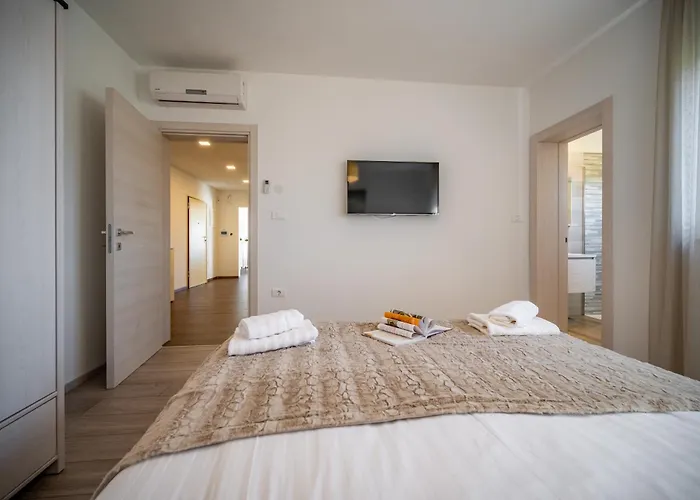 Luen Near With Large Garden And Private Pool For Families Villa