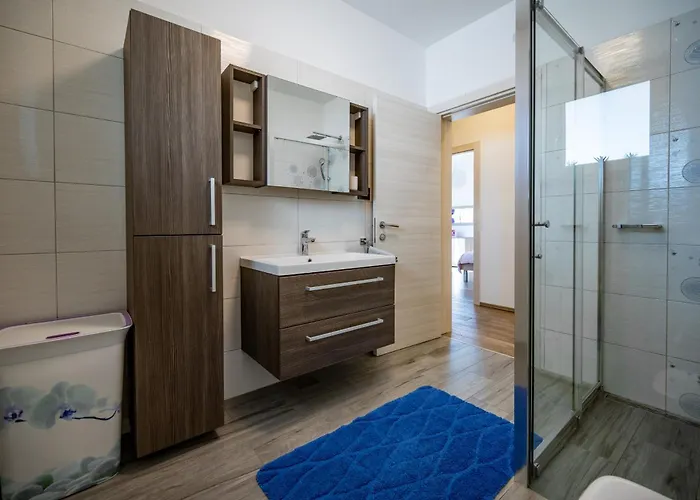 Luen Near With Large Garden And Private Pool For Families