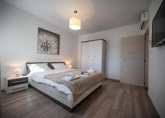 Luen Near With Large Garden And Private Pool For Families Pula